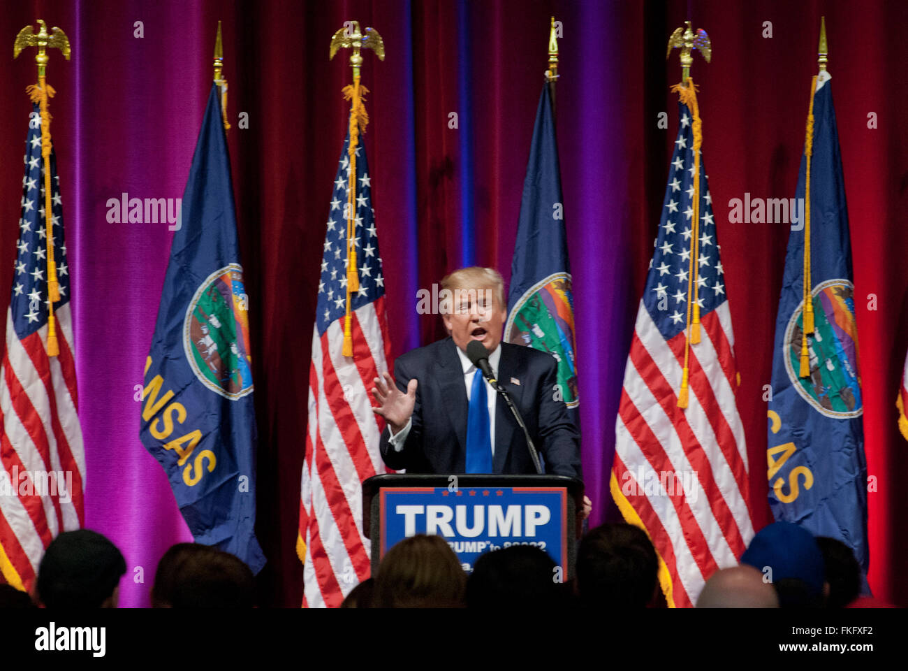 Wichita, Kansas, USA, 5. März 2016 republikanischen Spitzenreiter Donald Trump befasst sich mit den Kansas Caucus Credit: Mark Reinstein Stockfoto