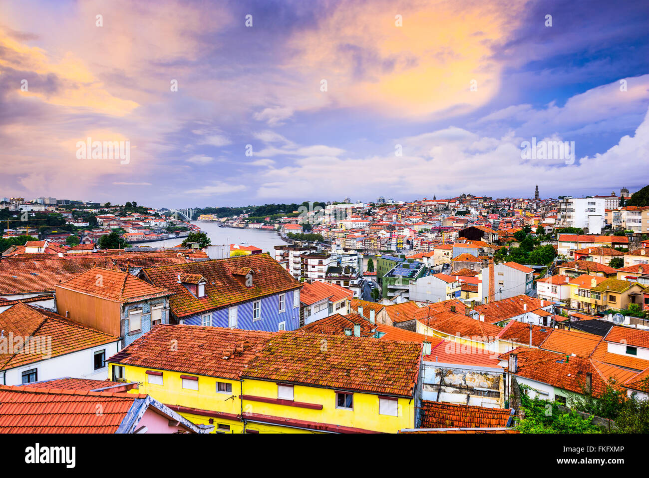 Vila Nova De Gaia, Portugal alte Stadt Skyline in Richtung Porto. Stockfoto