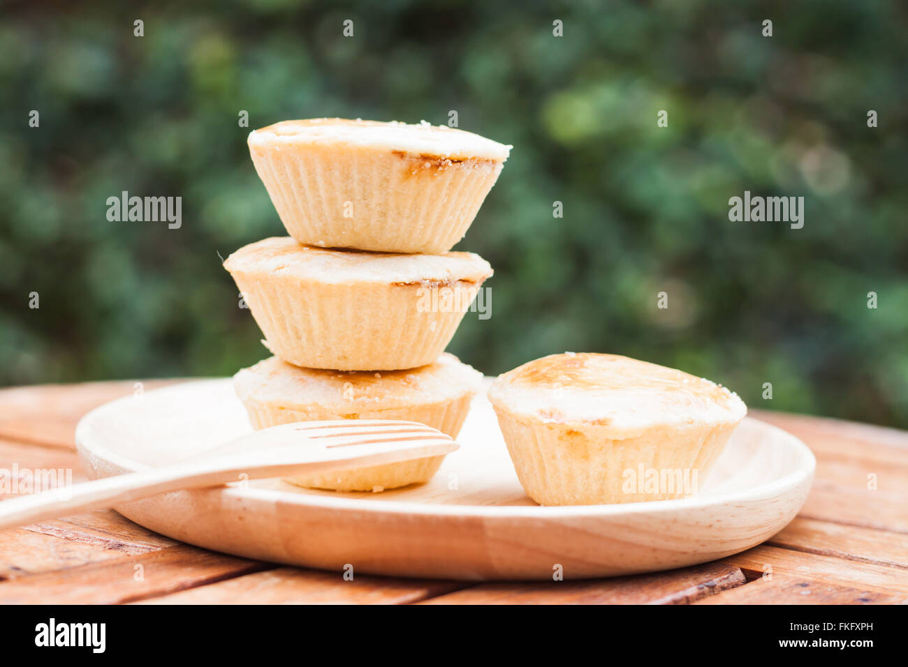 Mini-Torten auf Holzplatte, Fotoarchiv Stockfoto