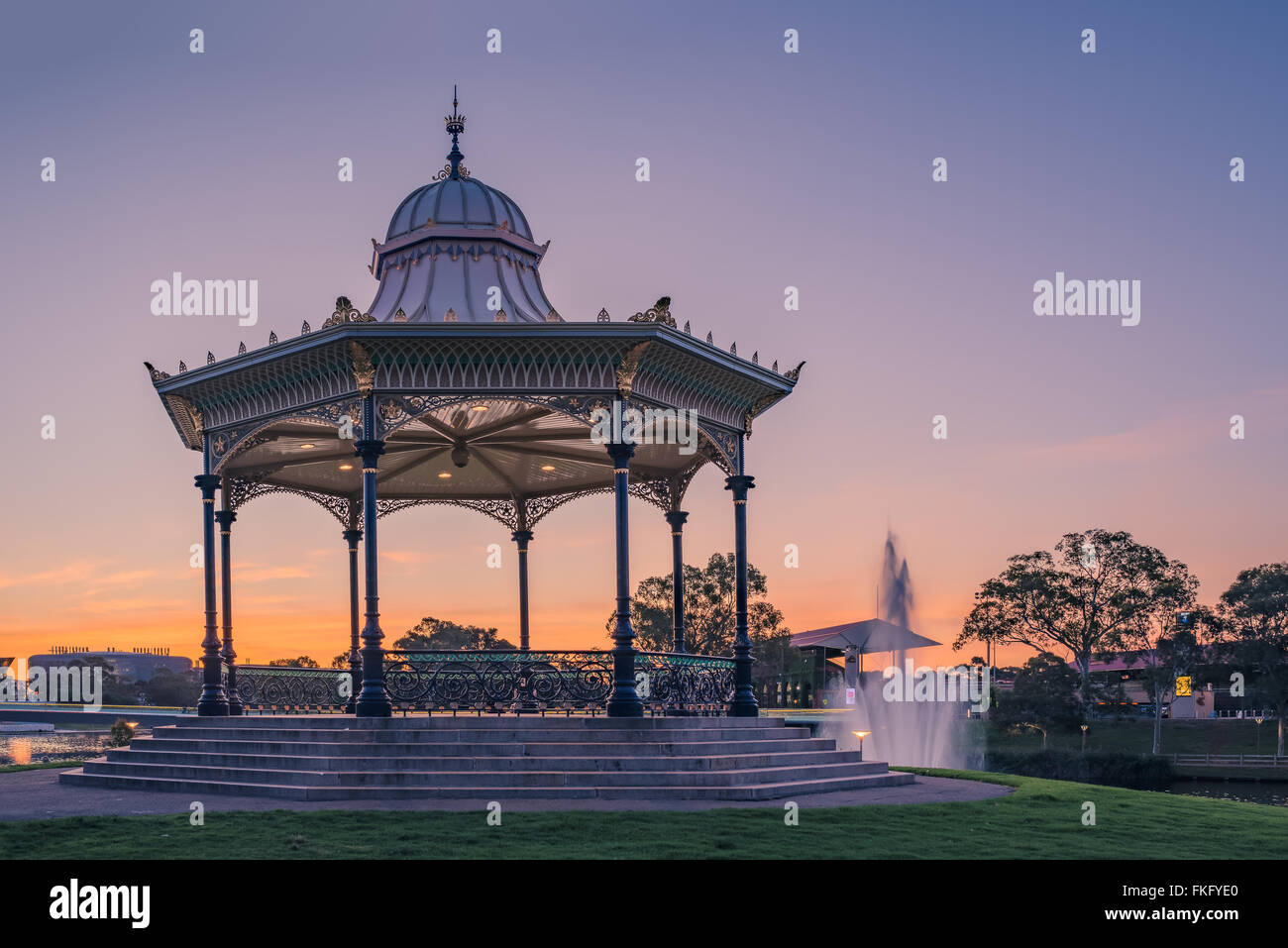 Sonnenuntergang in Adelaide Riverbank Precinct mit reich verzierten und historischen Elder Park-Rotunde. Stockfoto