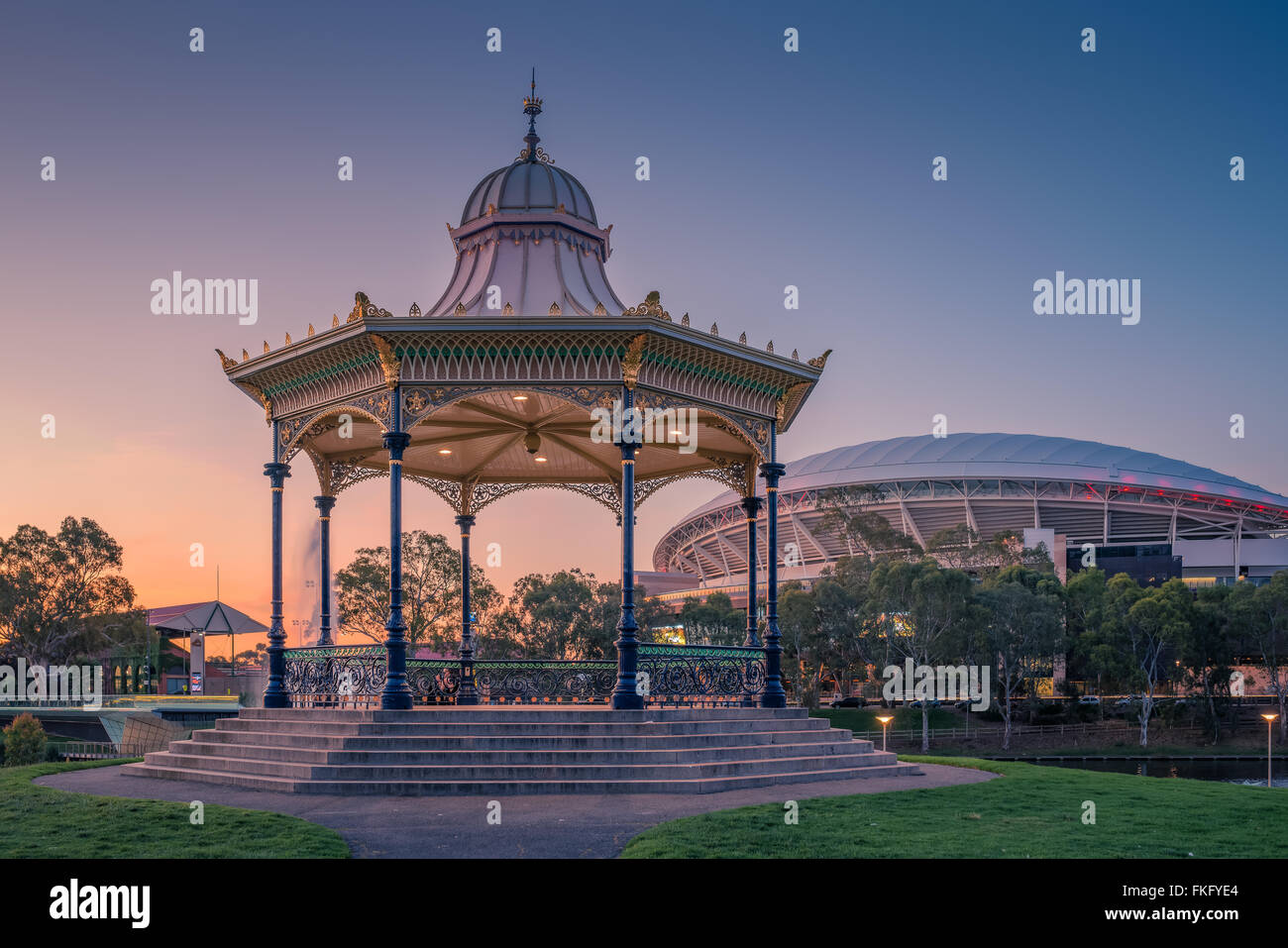 Sonnenuntergang in Adelaide Riverbank Precinct mit reich verzierten und historischen Elder Park-Rotunde. Stockfoto