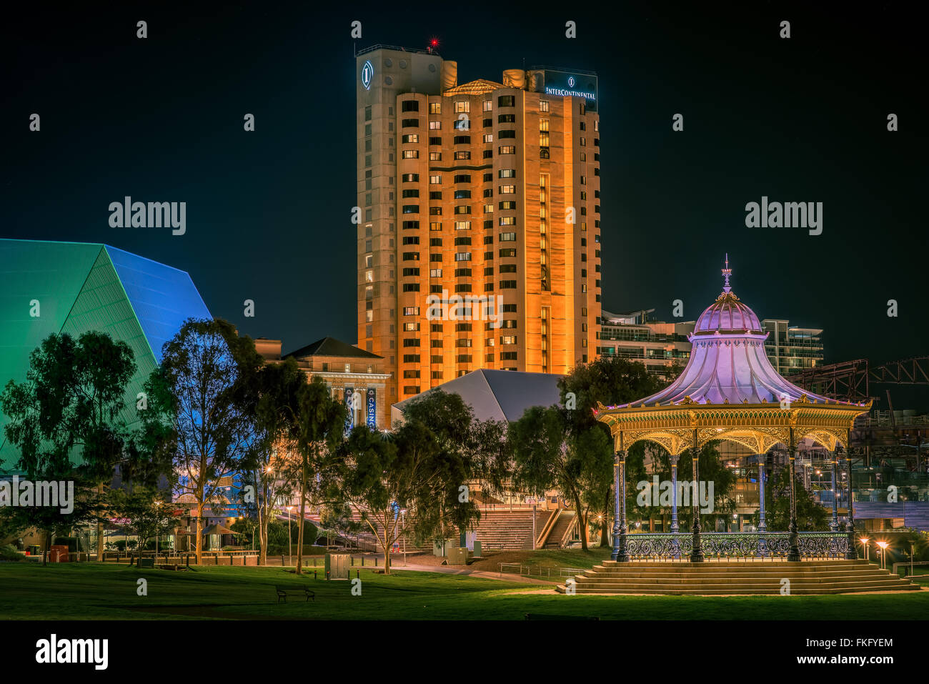 Adelaides Skyline bei Nacht mit den wunderschönen Elder Park Rotunde & Intercontinental Hotel Stockfoto