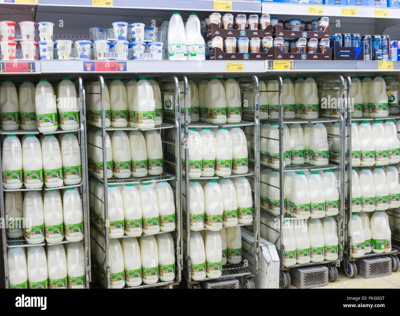 Milch in Aldi Supermarkt. UK Stockfoto