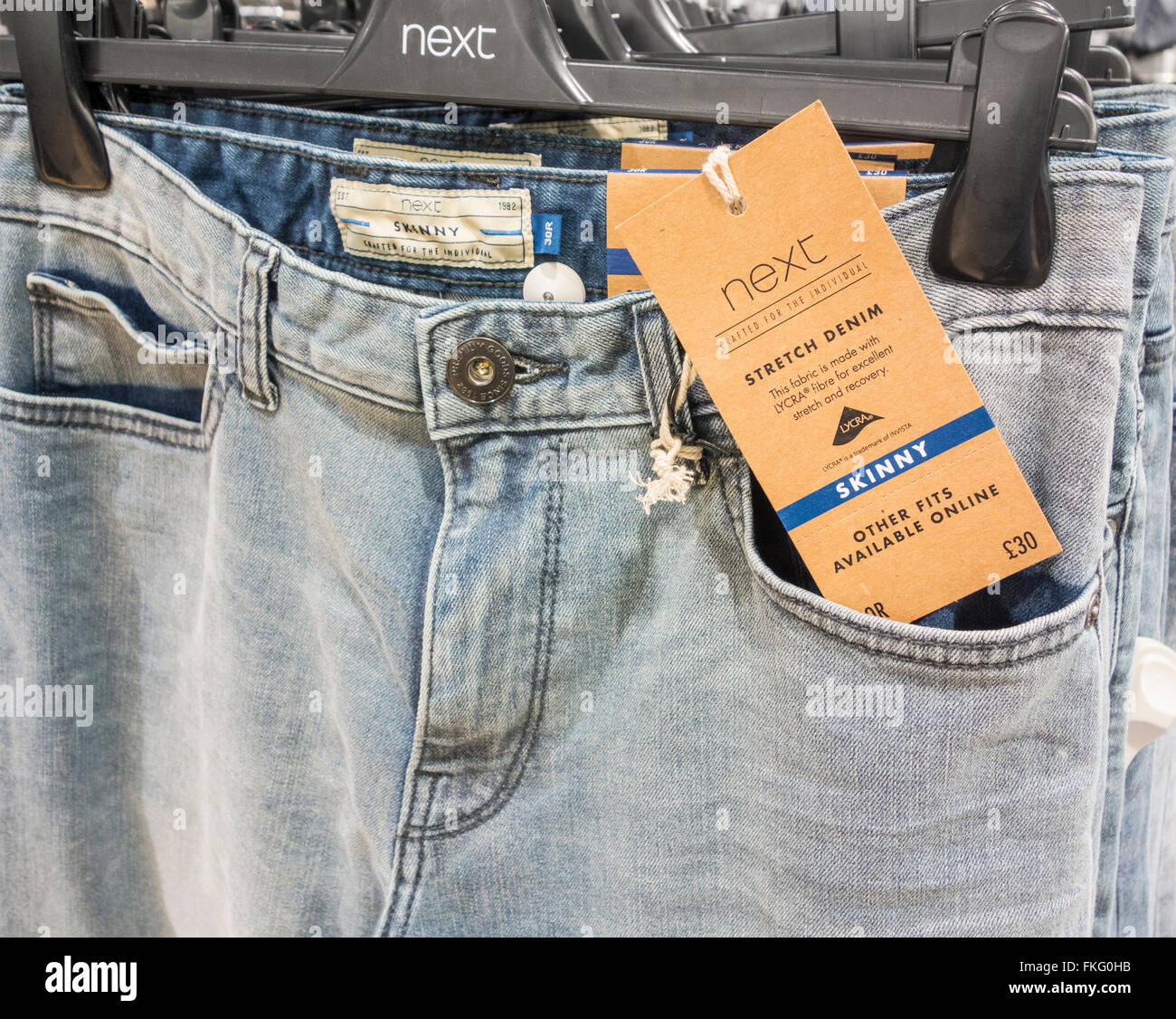Skinny fit Jeans im nächsten Store. UK Stockfoto
