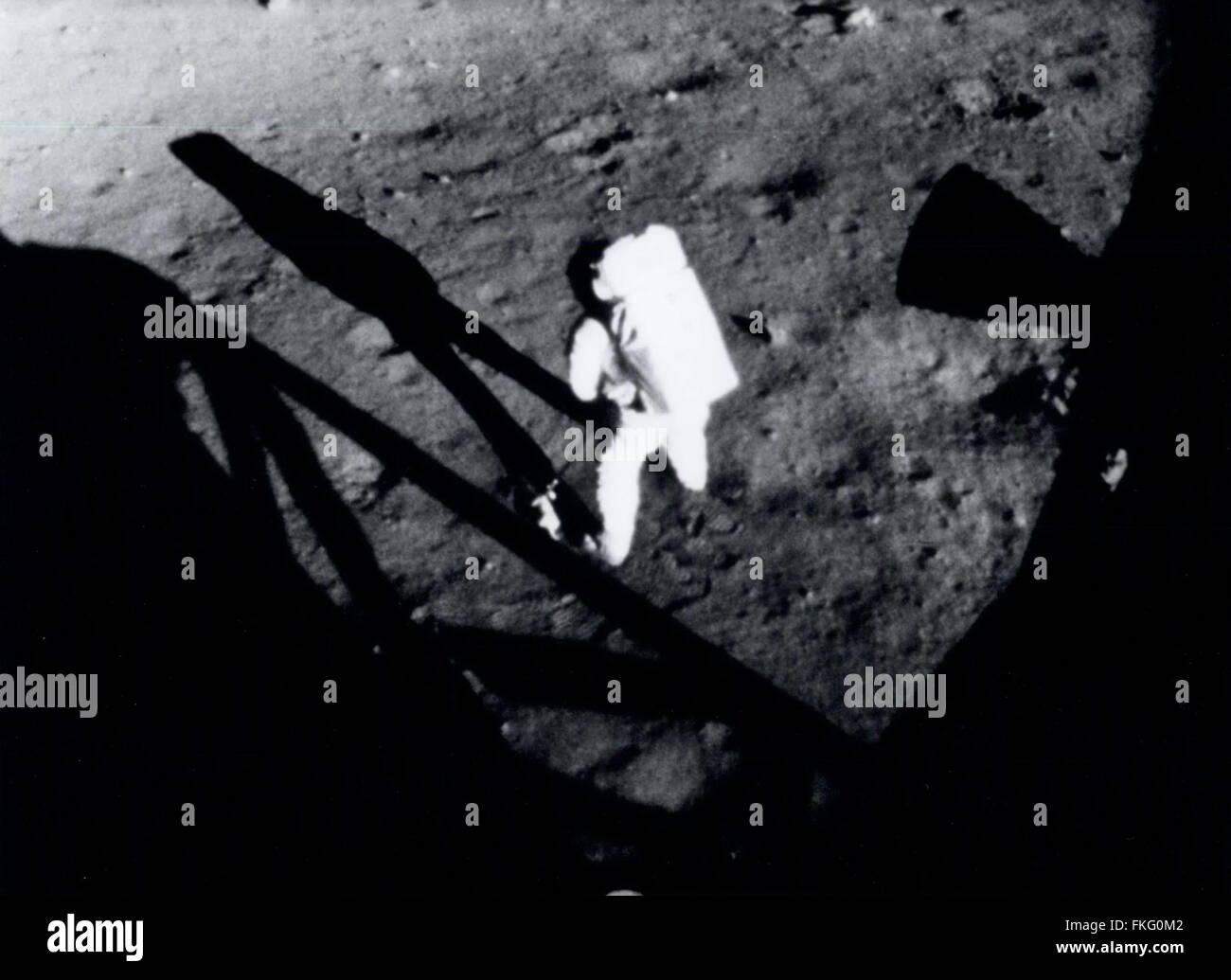 20. Juli 1969 - Lunar Sampling: Apollo 11 Kommandant Neil Armstrong sammelt Proben des lunar Bodens bald, nachdem er seinen historischen ersten Schritt auf der Oberfläche des Mondes am 20. Juli 1969 gemacht. Programm-Wissenschaftler dies als seine erste Aufgabe geplant, für den Fall, dass der Mond Besuch war kurz geschnitten. Foto wurde von Edwin "Buzz" Aldrin vom Fahrzeuginneren Landung aufgenommen. Teil des Fahrzeugs Schatten ist im Vordergrund zu sehen. © Keystone Bilder USA/ZUMAPRESS.com/Alamy Live-Nachrichten Stockfoto