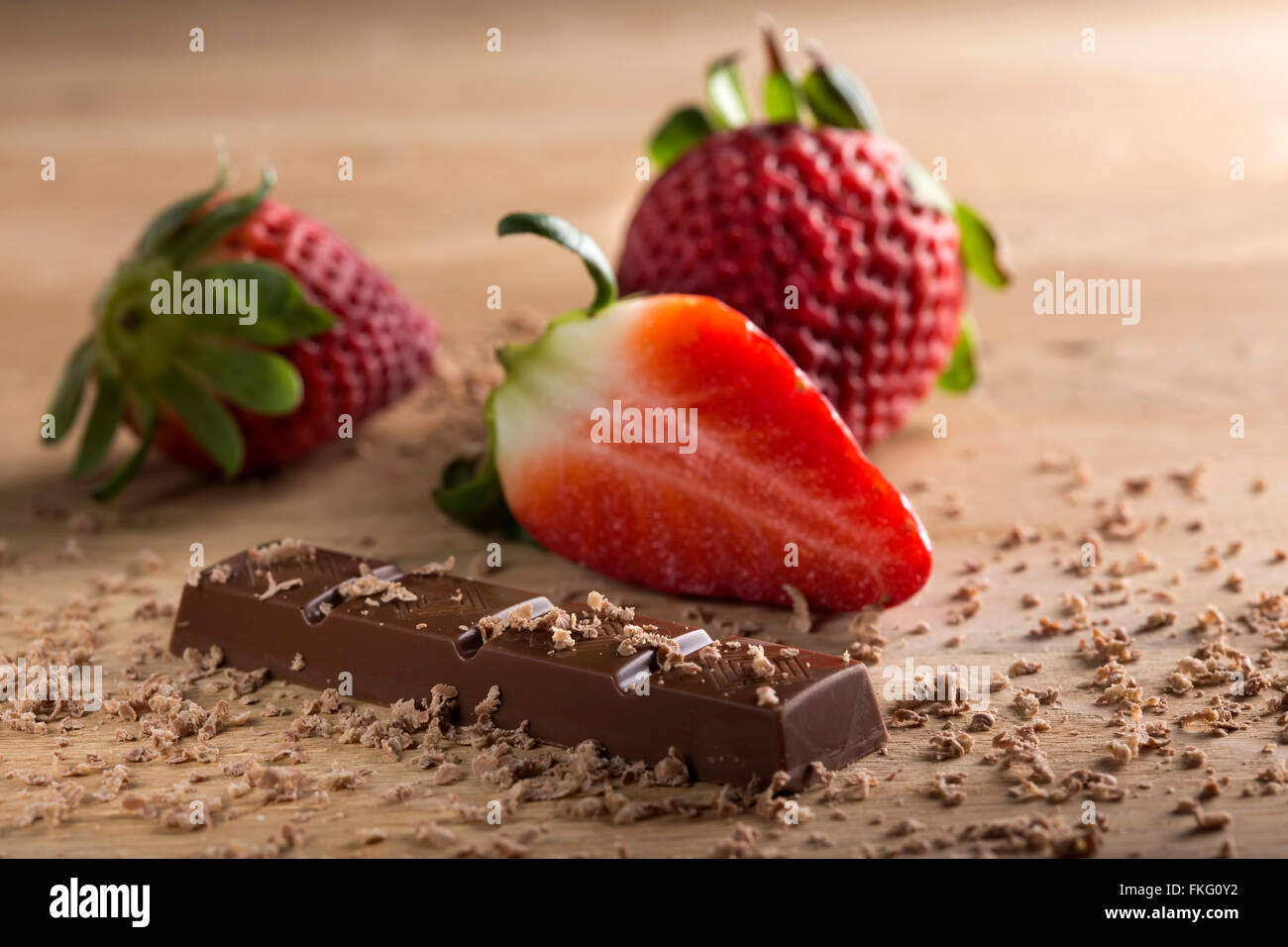 Erdbeer und Schokolade auf einem hölzernen Hintergrund Stockfoto