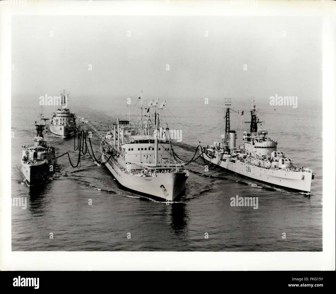 1956 - Triple-Play At Sea: HMS Tidereach (Mitte), britische Flotte Hilfs-, tankt gleichzeitig der britischen Fregatte HMS Yarmouth (links), der New Zealand Kreuzer H.M.N.Z.S. (rechts) und der britische Kreuzer HMS Belfast (Hintergrund) aus Nord-Borneo im Südchinesischen Meer. Die Gefäße anschickten, Pony-Express, die größte Übung der South East Asia Treaty Organization (SEATO), unter der gemeinsamen Schirmherrschaft von den Vereinigten Staaten und Großbritannien, andere Teilnehmer bei den sechs-Nationen-Bemühungen waren Australien, die Philippinen und Thailand. (Kredit-Bild: © Keystone Bilder USA/ZU Stockfoto