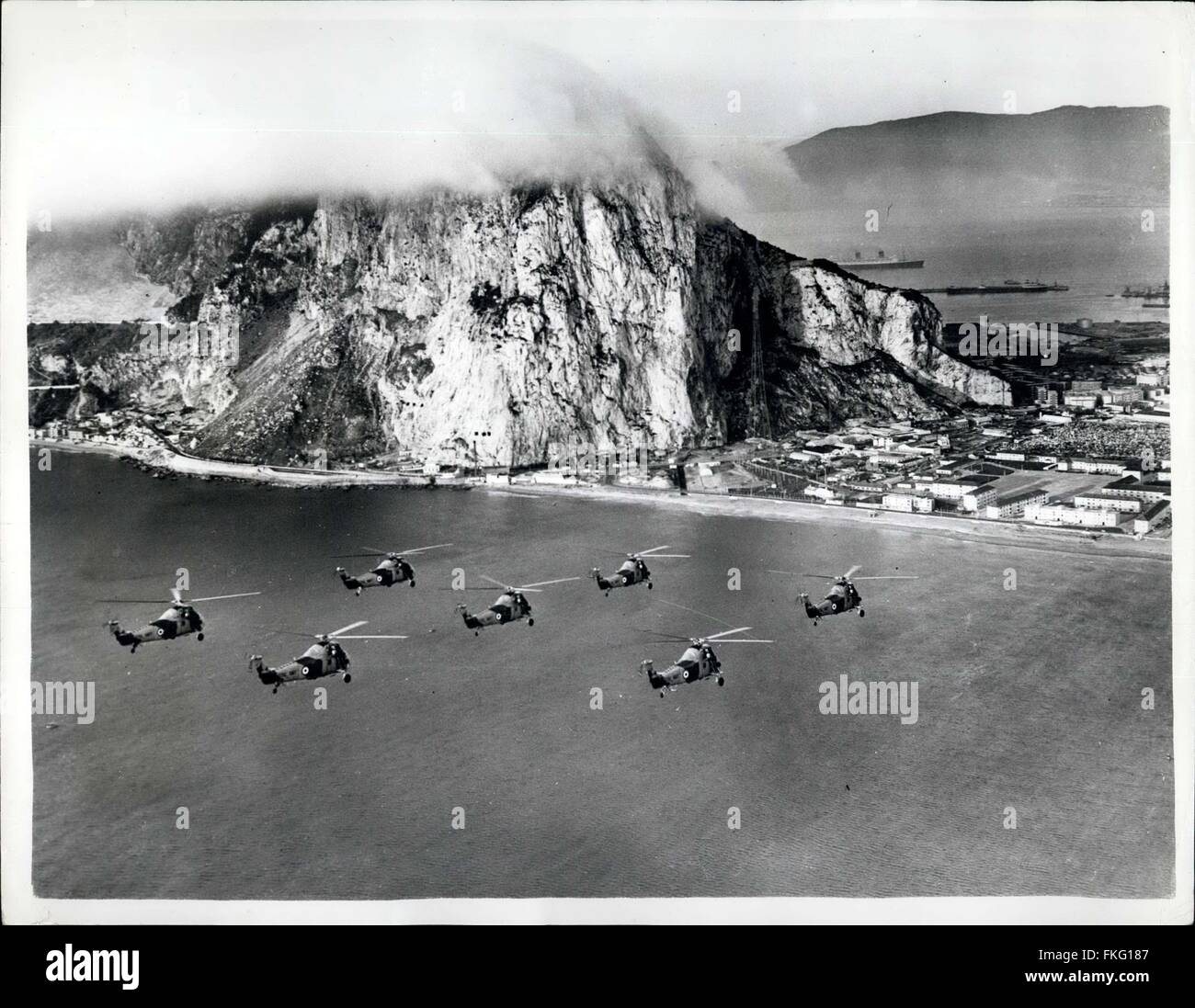 1968 - britische offizielle Foto-Krone urheberrechtlich geschützt. Ausgestellt durch Übergabe - London: H.M.S Albion auf Gibralter: auf dem Weg zu den Fernost-H.M.S eingekreist Albion machte einen Übernachtung Besuch in Gibralter, wie das Schiff ihr Wessex V Hubschrauber 848 Squadron verließ (Rock) in Bildung. © Keystone Bilder USA/ZUMAPRESS.com/Alamy Live-Nachrichten Stockfoto