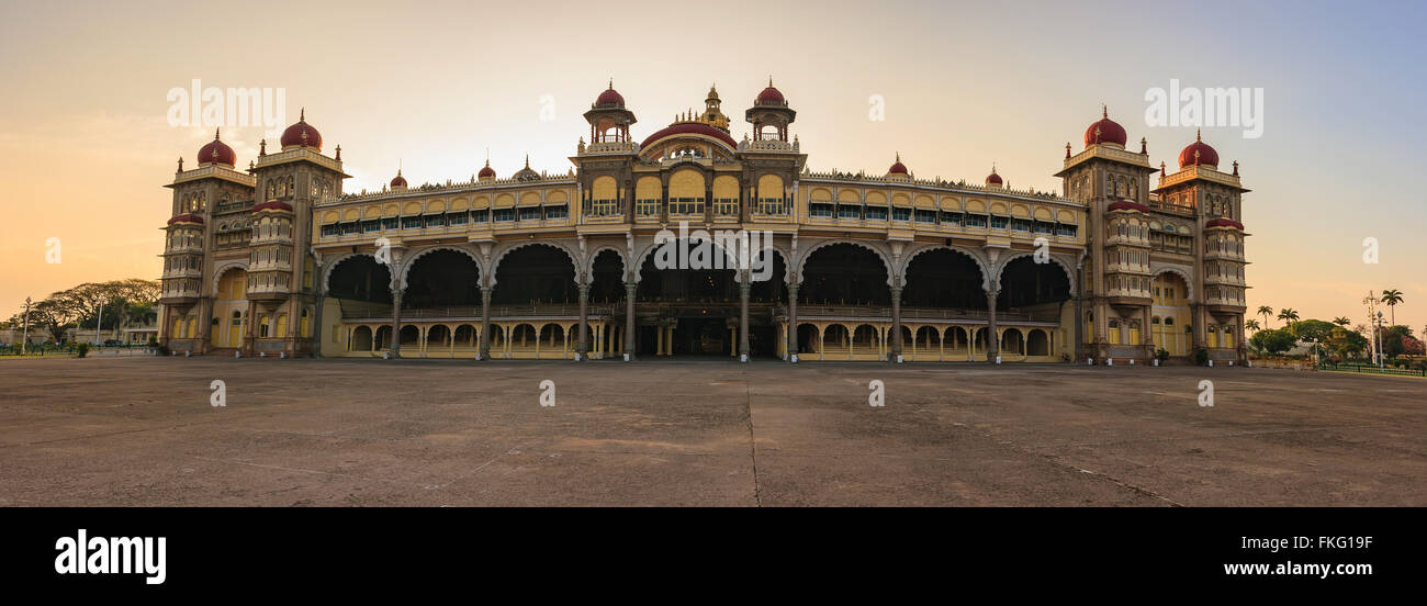 Sonnenuntergang im Mysore Palast in Mysore, Indien Stockfoto