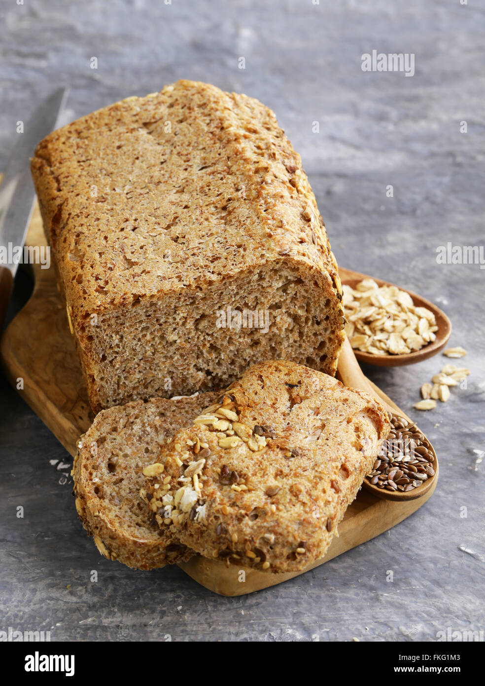 Roggen-Vollkornbrot mit Leinsamen und Haferflocken Stockfotografie - Alamy