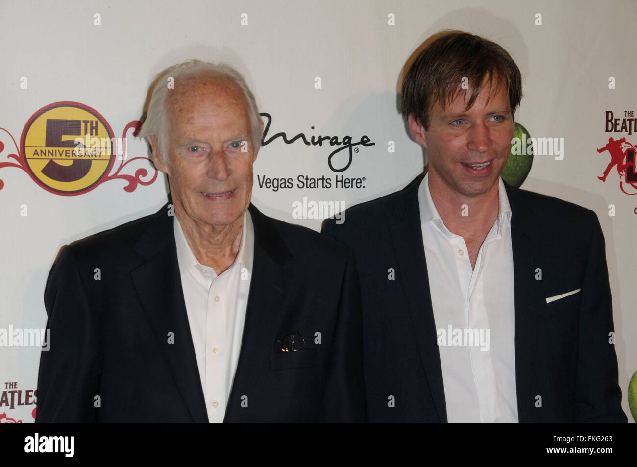 DATEI-BILDER. GEORGE MARTIN, der "Fünfte Beatle" und britische Schatz der Fab Four zu einem Label-Vertrag unterzeichnet, wenn niemand sonst würde, produziert praktisch alle ihre Songs und aufwendigen Arrangements in "Gestern" und 'A Day in the Life,' ist gestorben. Er war 90. Im Bild: 8. Juni 2011 statt - Las Vegas, Nevada, USA - Sir George Martin und Sohn Giles Martin an die Beatles LOVE von Cirque du Soleil 5. Jubiläum Feier im Mirage Hotel and Casino in Las Vegas. Bildnachweis: Paul Fenton/ZUMAPRESS.com/Alamy Live-Nachrichten Stockfoto