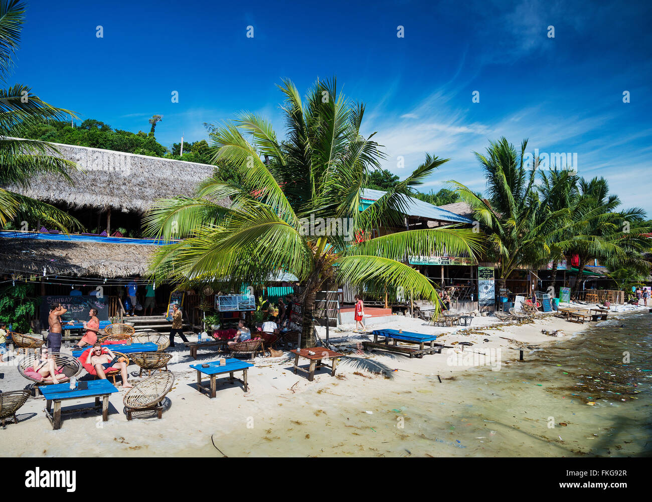 verschmutzte schmutziger Strand mit Müll Müll schwimmend im Meer auf Koh Rong Insel Kambodscha Stockfoto