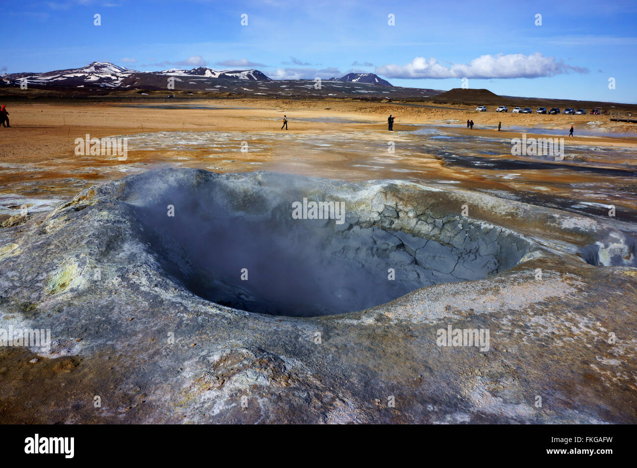 Menschen beobachten kochende Schlammtöpfe von Namaskard geothermale Region, Island Stockfoto