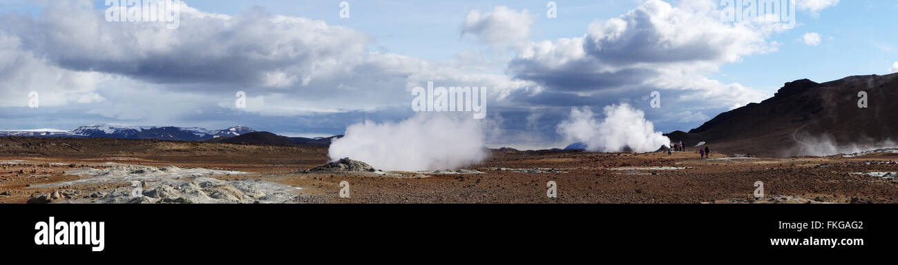 Menschen beobachten kochende Schlammtöpfe von Namaskard geothermale Region, Island Stockfoto