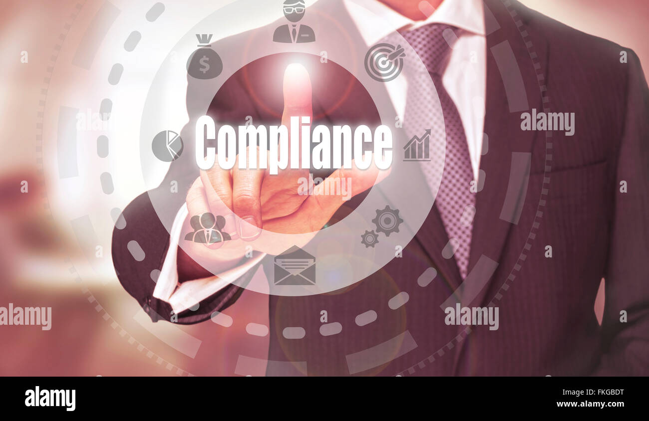 Geschäftsmann, eine Compliance-Konzept-Taste drücken. Stockfoto