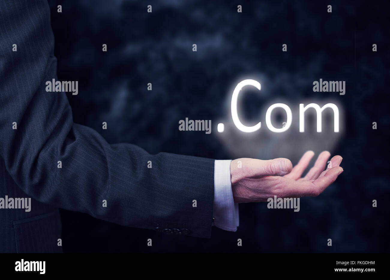 Geschäftsmann eine .com-Konzept-Taste drücken. Stockfoto