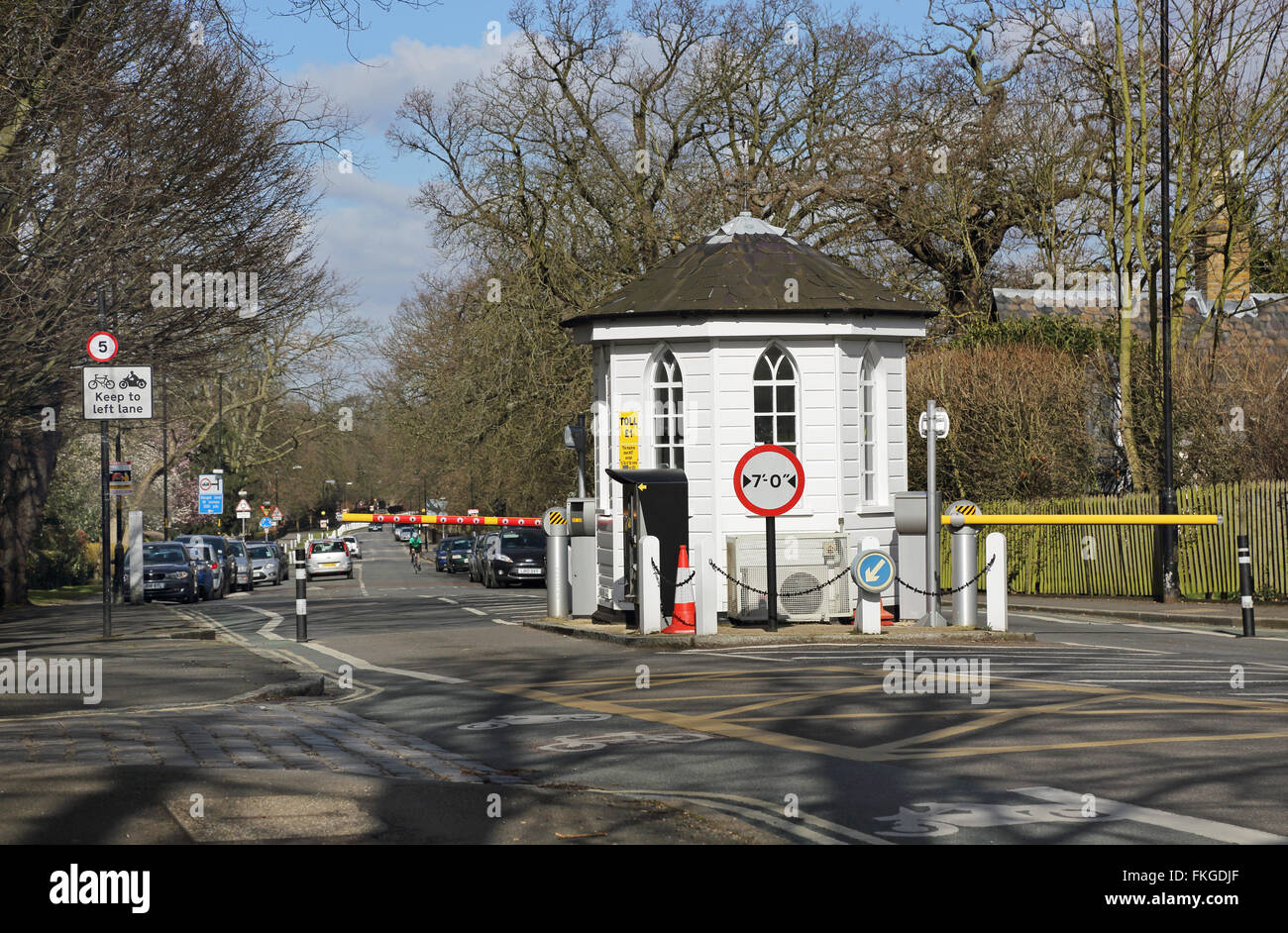 Die Mautstelle auf College Road in Dulwich, London. Autos sind noch erforderlich, um eine £1-Maut, die Straße zu benutzen. Stockfoto