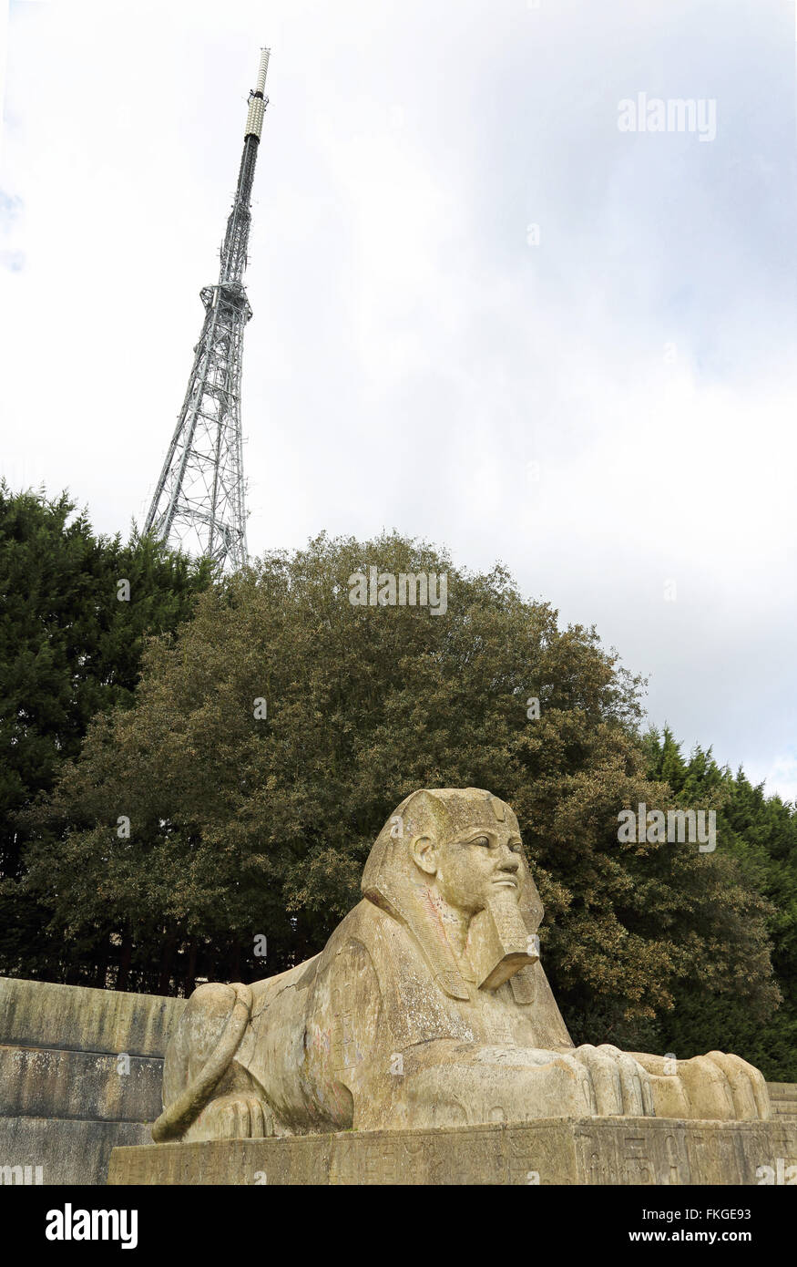 Eine steinerne Sphinx im Crystal Palace Park, Süd-London zeigt den Sender BBC Fernsehturm im Hintergrund Stockfoto