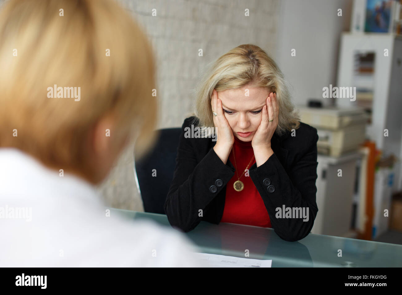 Deprimiert blonde leitender Angestellter im Büro entlassen Stockfoto