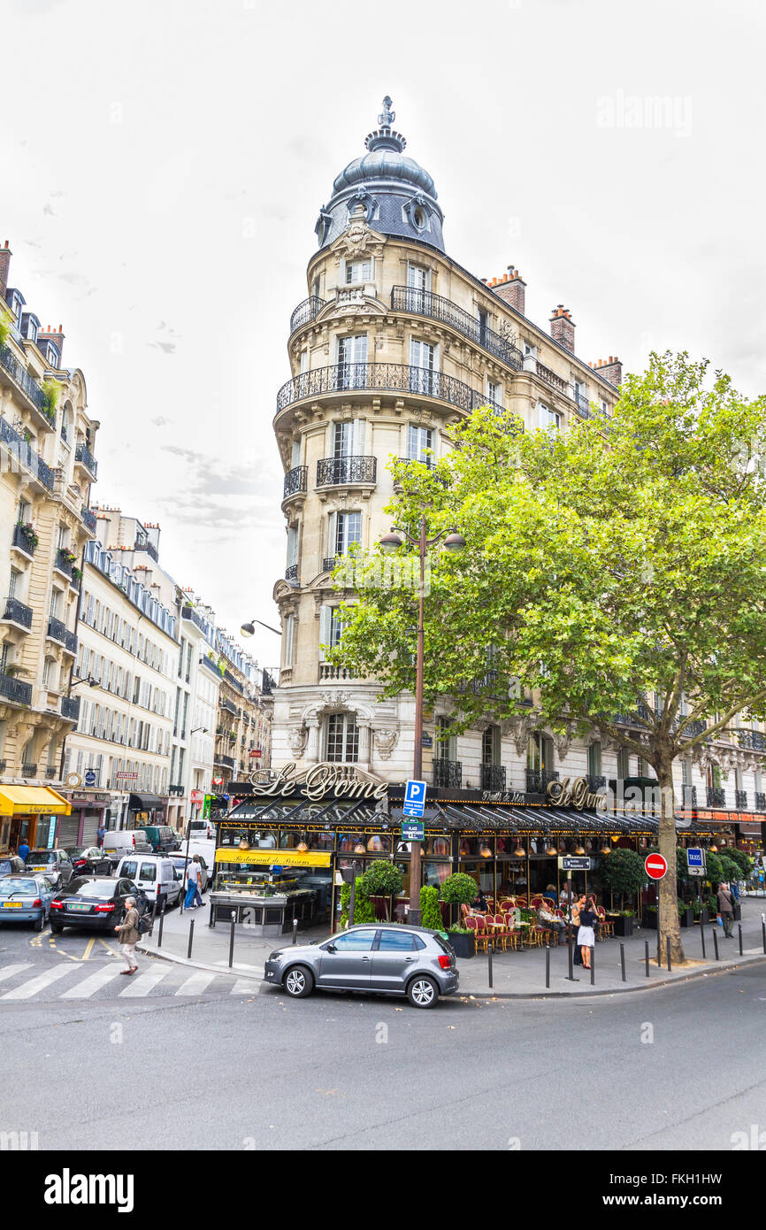 Bistro in den Straßen von Montmartre in Paris, Frankreich Stockfoto