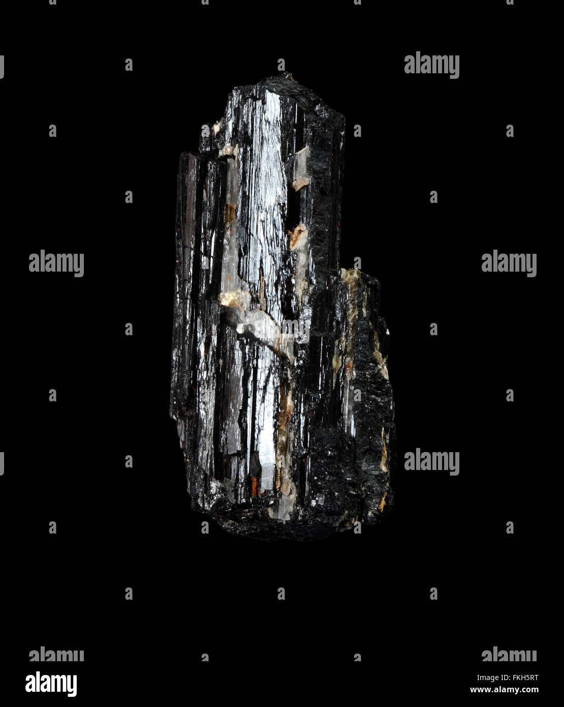 Groben schwarzen Turmalin, auf schwarzem Hintergrund isoliert Stockfoto