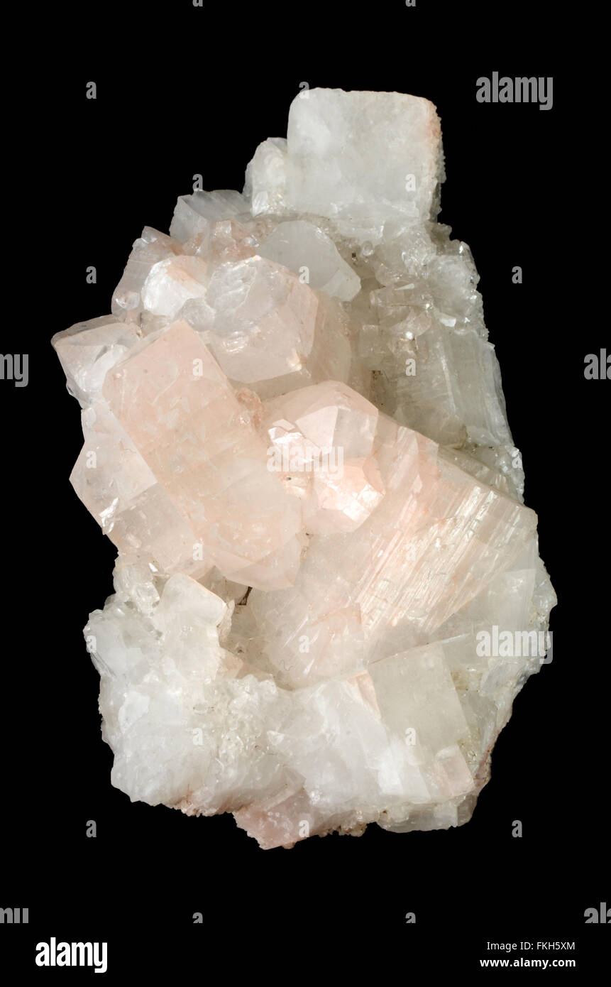 Apophyllite Mineralglas, auf schwarzem Hintergrund isoliert Stockfoto