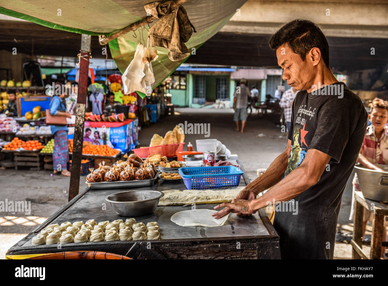 Man kocht traditionelle burmesische Straße in Yangon. Stockfoto