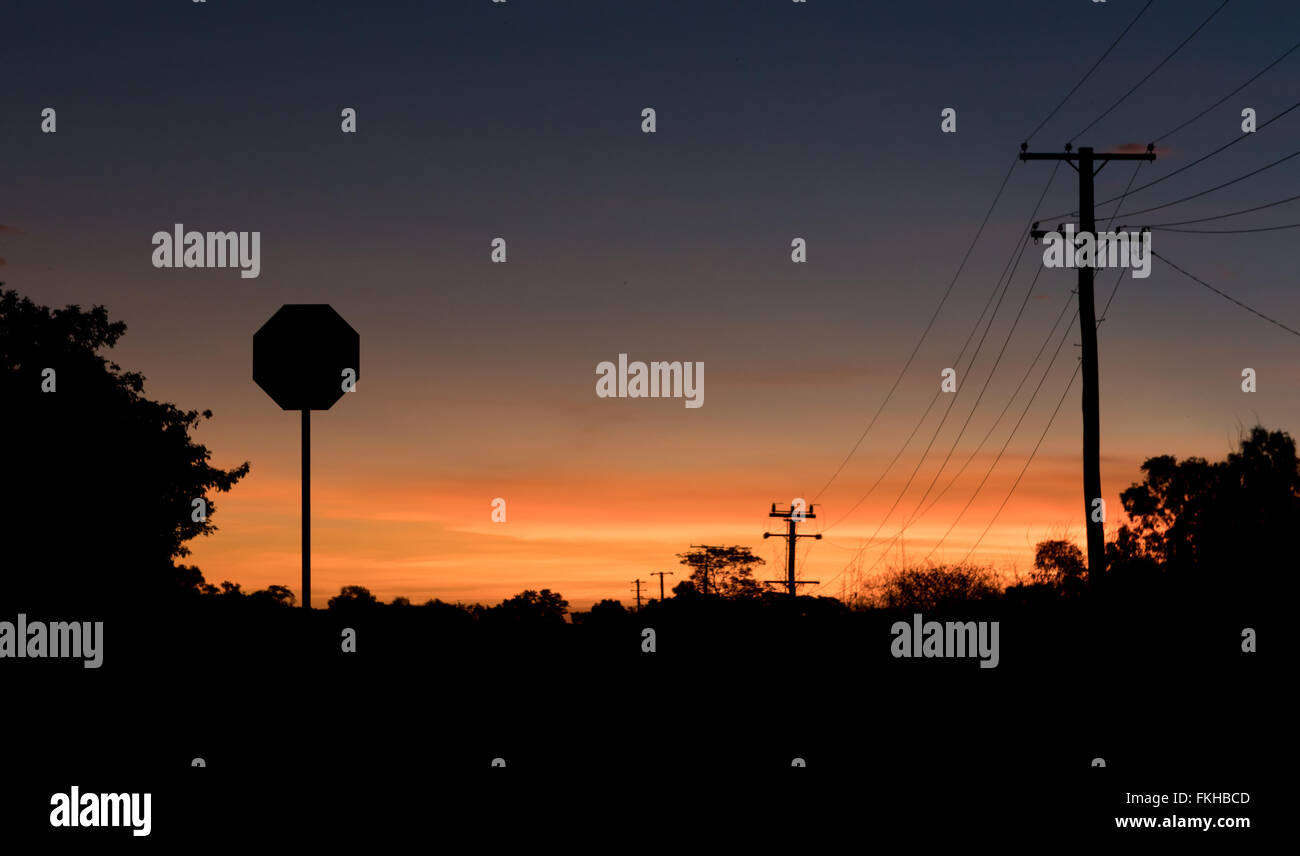 Stop-Schild bei Sonnenuntergang in ländlicher Umgebung Stockfoto