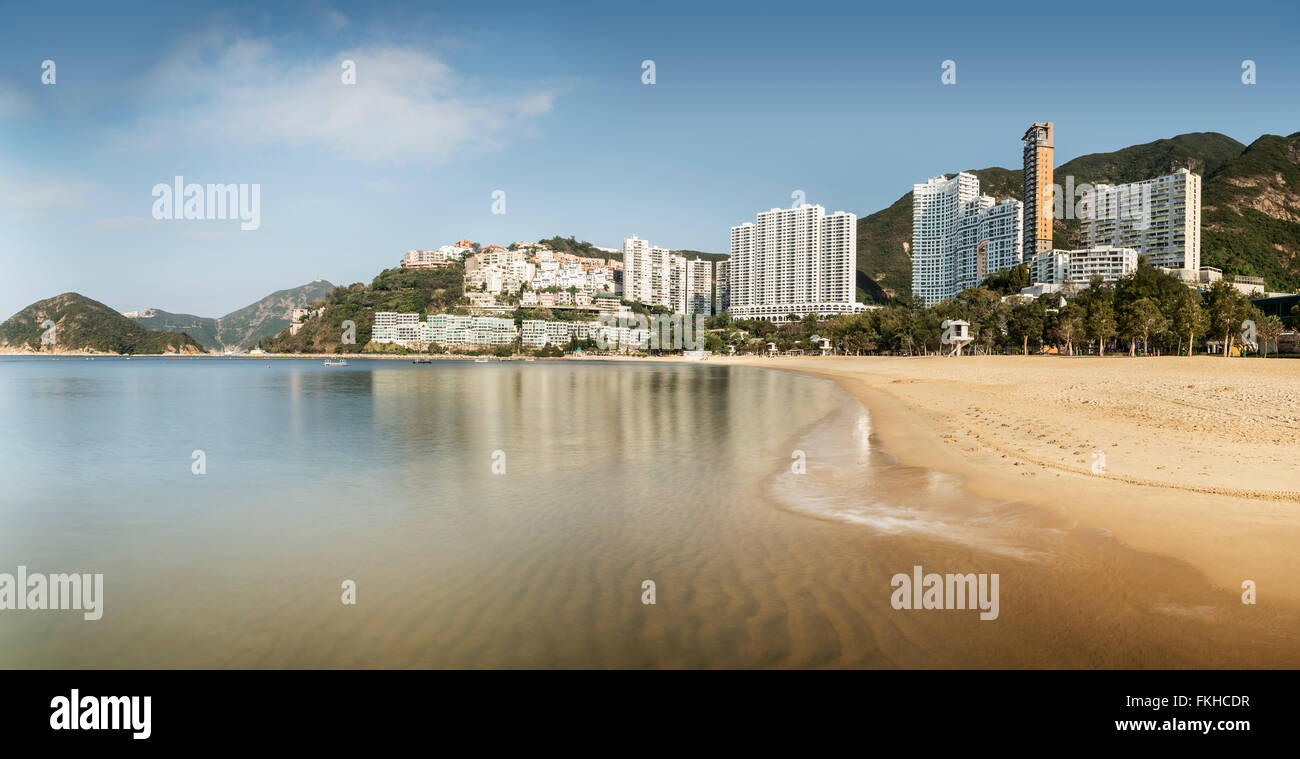 Strand und luxuriöse Hochhäuser am Repulse Bay, Hongkong, China Stockfoto