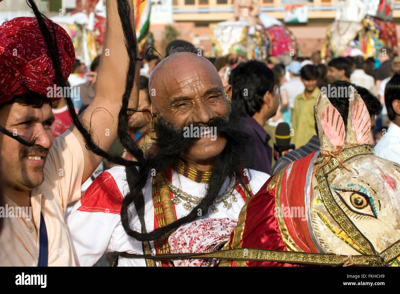 Große, lange, längste, Schnurrbart, Bart, Rajasthani, man, Guy während Elefanten Festival während Holi, Hindu Fest in Jaipur, Rajasthan, Indien, Asien. Stockfoto