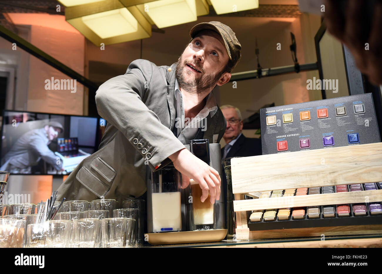 Berlin, Deutschland. 8. März 2016. Schauspieler Christian Ulmen stellt  während der Werbung Präsentation einer neuen Art von Kaffee-Kapseln der  Marke Tchibo Qbo in Berlin, Deutschland, 8. März 2016 mit einer  Kaffeemaschine ausgestattet.