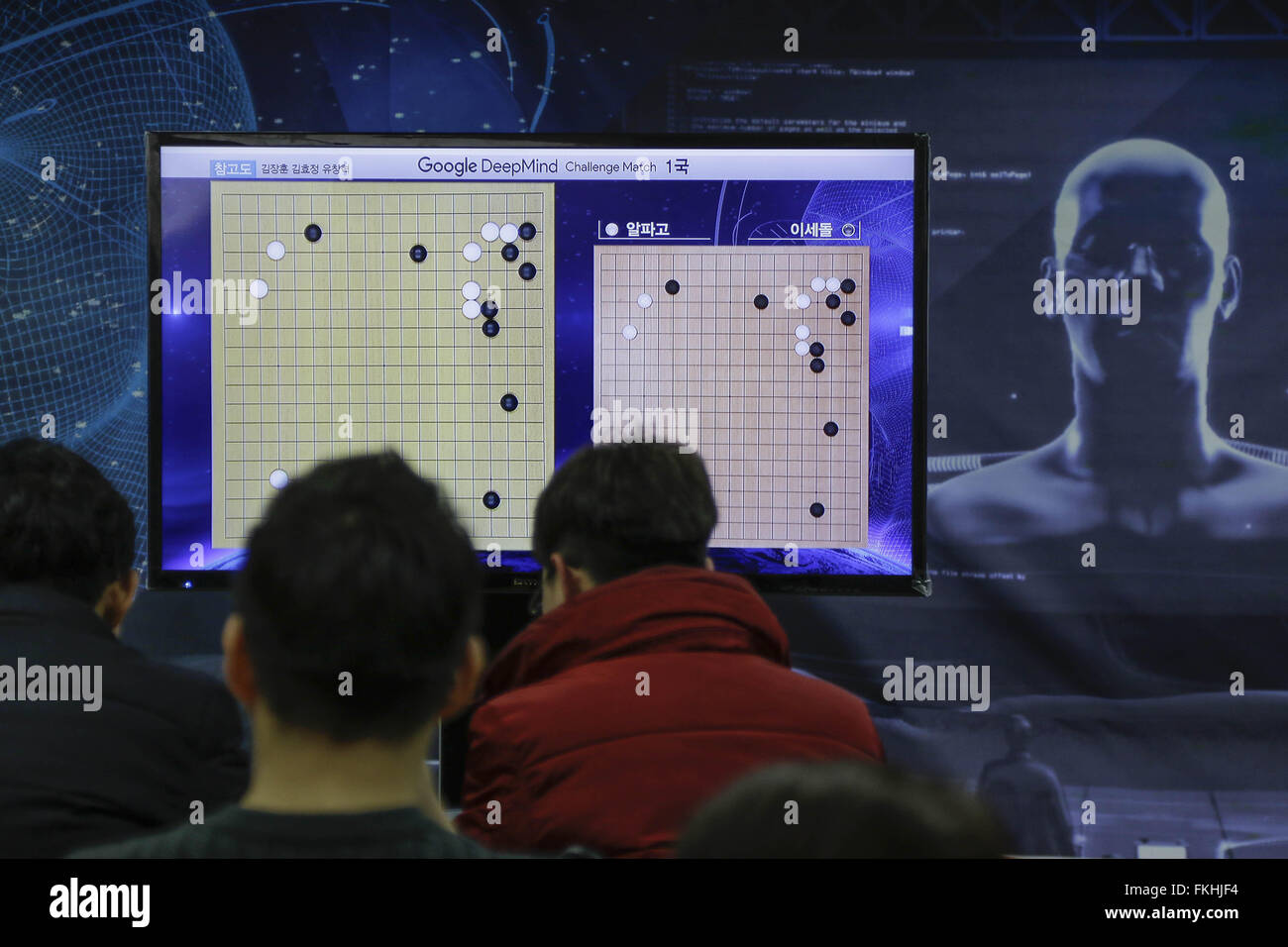 Seoul, Südkorea. 9. März 2016. Gehen Sie Fans sehen einen TV-Bildschirm zeigt die live-Übertragung von der Google DeepMind Challenge Match in Korea Baduk Association-Büro in Seoul, Südkorea. Google künstliche Intelligenz (KI) Programm AlphaGo schlagen hochkarätige südkoreanische Go-Spieler Lee Se-Dol im alten Board game Go Mittwoch wie die selbstlernende Maschine die Welt betäubt durch die Führung bei der historischen fünf-Kampf Mann-gegen-Computer Turnier. Bildnachweis: Seung-Il Ryu/ZUMA Draht/Alamy Live-Nachrichten Stockfoto