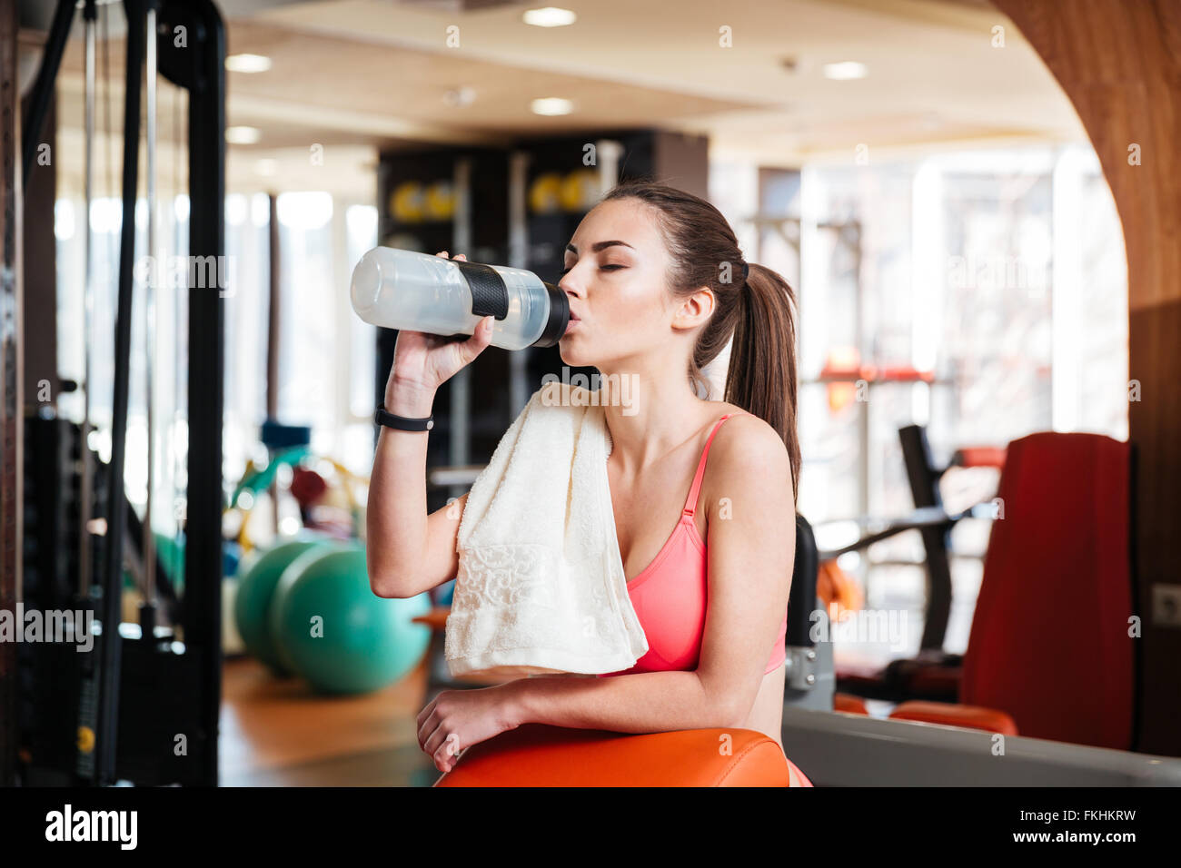 Niedlich schönen jungen Frau Athlet Trinkwasser auf Training im Fitness-Studio Stockfoto