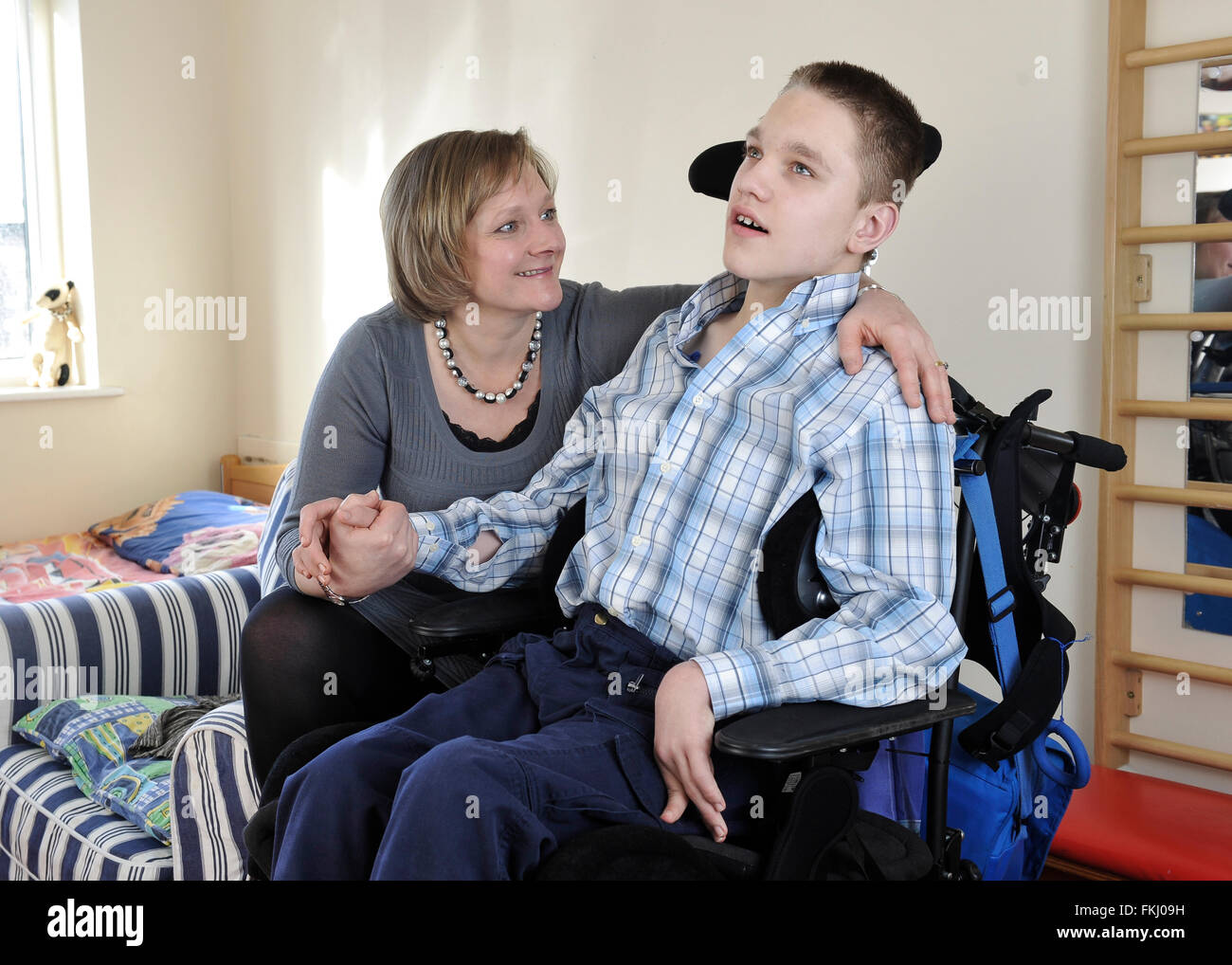 Jane Rača mit ihrem behinderten Sohn James, der geboren wurde 4 Monat verfrüht. Jane hat ein Buch über die Herausforderungen, die auf der Suche nach einem behinderten Kind geschrieben. Stockfoto