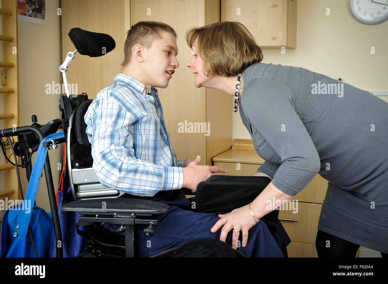 Jane Rača mit ihrem behinderten Sohn James, der geboren wurde 4 Monat verfrüht. Jane hat ein Buch über die Herausforderungen, die auf der Suche nach einem behinderten Kind geschrieben. Stockfoto