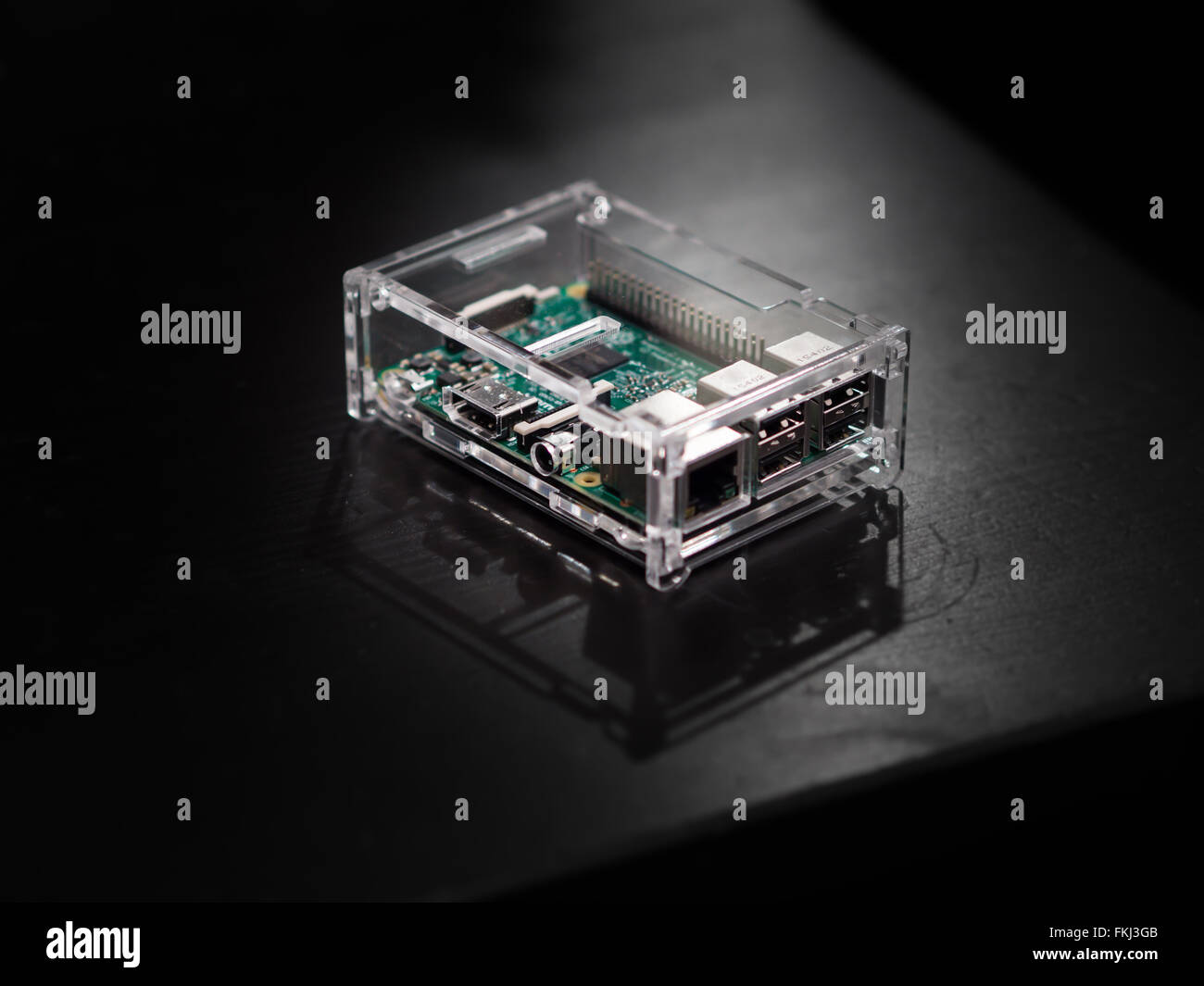 Raspberry Pi 3 in einem transparenten Gehäuse mit dunklem Hintergrund Stockfoto
