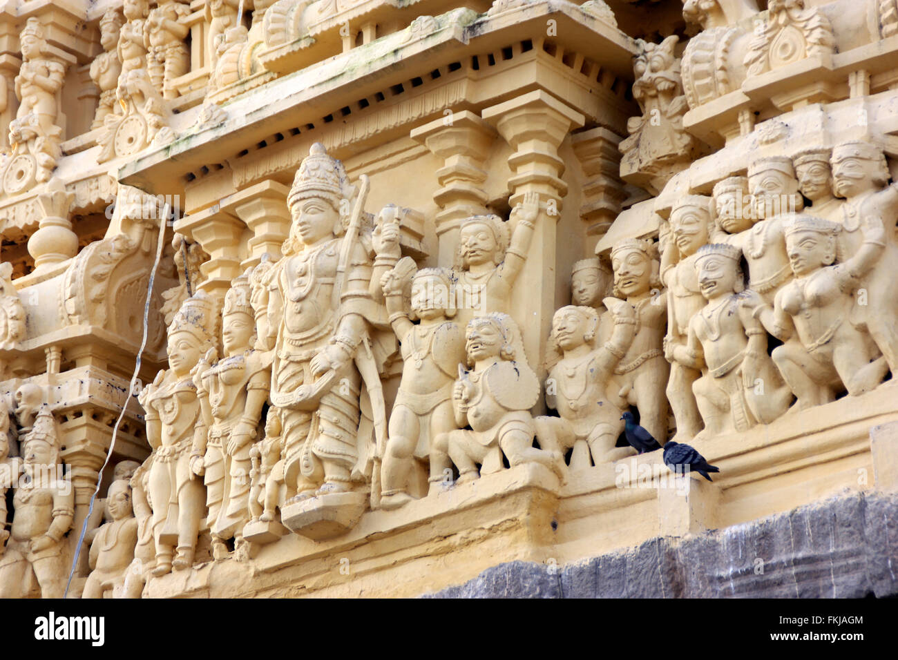 Teil der goldenen Kuppel des Gopuram er Eingang zum Chennakesava-Tempel in Belur, Karnataka, Skulpturen und Tempel-Architektur Stockfoto
