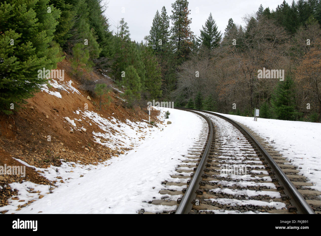 Schnee bedeckte Eisenbahnstrecke am Weg zum Mossbrae verliebt sich in Dunsmuir, Kalifornien, schöne Wasserfälle Stockfoto