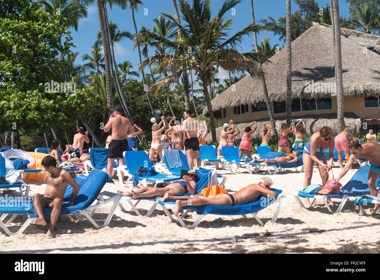 Massentourismus am Strand von Playa Bavaro, Punta Cana, Dominikanische Republik, Karibik, Amerika, Stockfoto