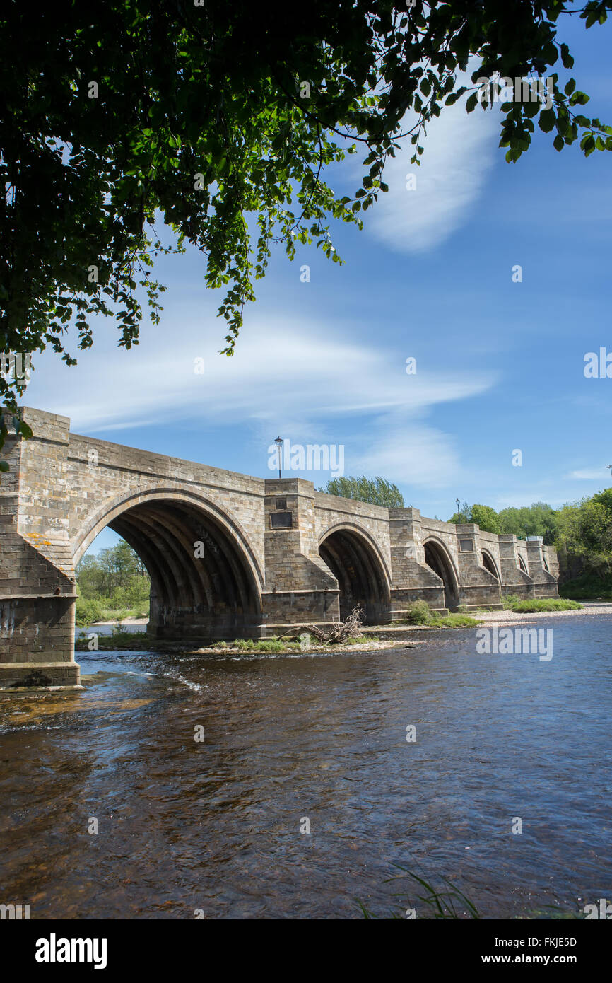 Historische Brücke von Dee über den berühmten Fluss Dee in Stadtzentrum von Aberdeen, Schottland, Großbritannien Stockfoto