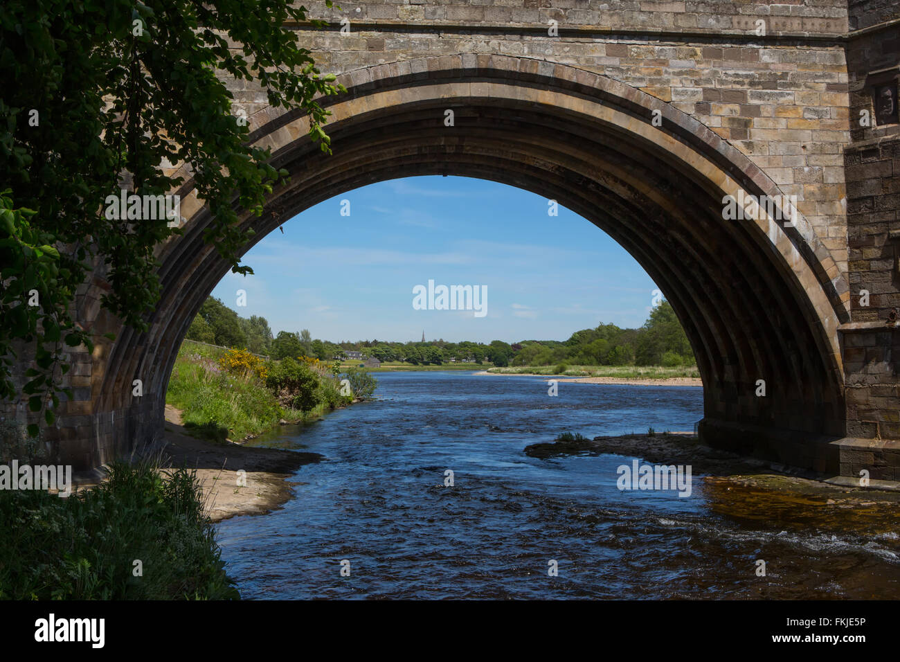 Historische Brücke von Dee über den berühmten Fluss Dee in Stadtzentrum von Aberdeen, Schottland, Großbritannien Stockfoto