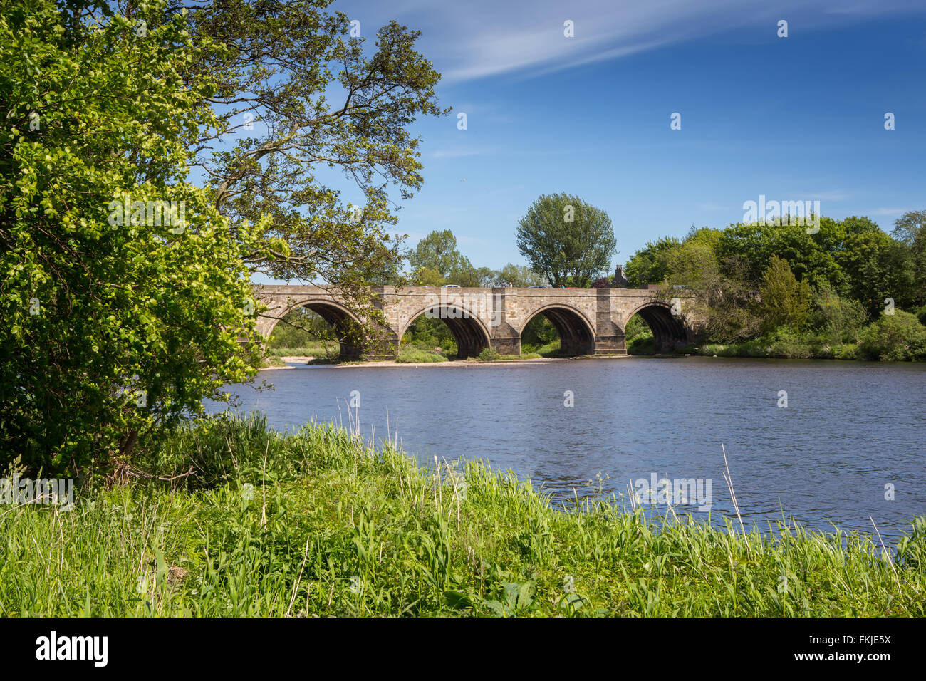 Historische Brücke von Dee über den berühmten Fluss Dee in Stadtzentrum von Aberdeen, Schottland, Großbritannien Stockfoto