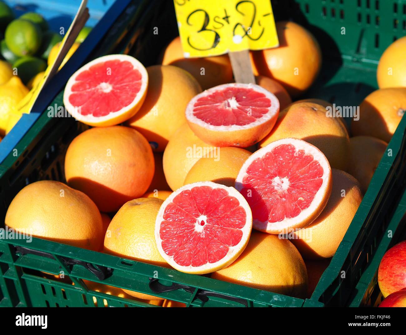 Grapefruit, abgebildet auf einem Markt in Berlin am 13. Februar 2016. Foto: Wolfram Steinberg/dpa Stockfoto