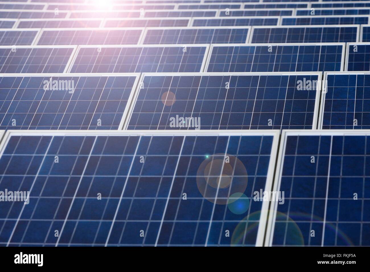 viele der Solarzelle Panel Zeilen mit Reflektion der Sonne, Foto: 20 Mai 2011. Stockfoto