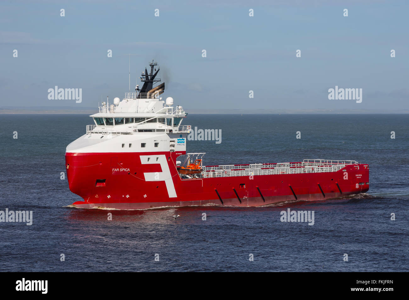 Red Oil Rig Versorgung Schiff Segeln in der Nordsee tritt in den Hafen der Stadt Aberdeen in Schottland, Großbritannien Stockfoto