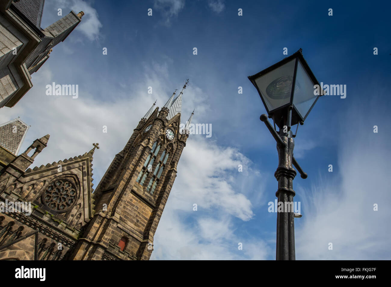 alten altmodischen Gaslampe neben Rubislaw Kirche in der Stadt von Aberdeen in Schottland, Großbritannien Stockfoto