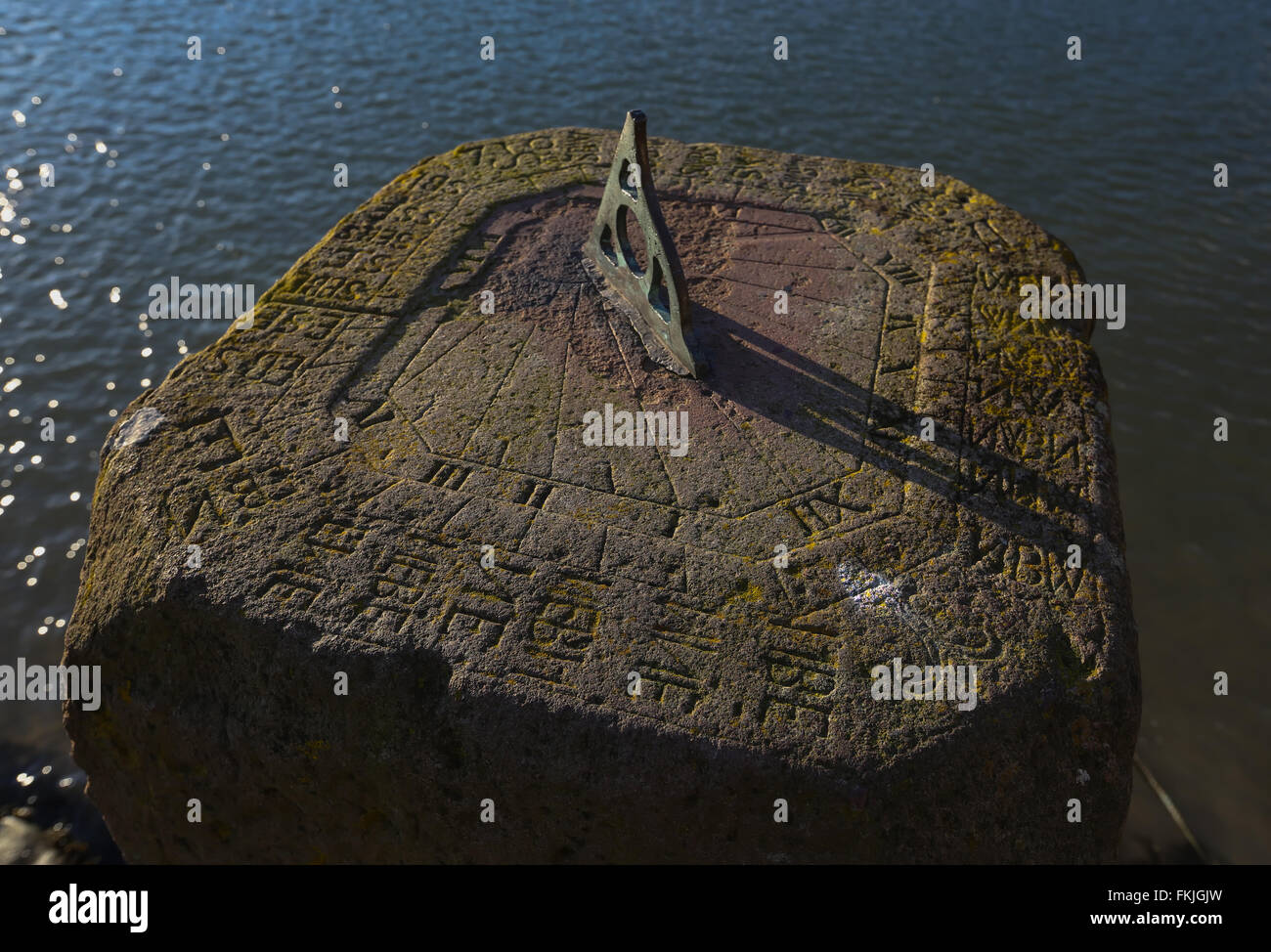 Sonnenuhr am Hafen in das ehemalige Fischerdorf Dorf von Stonehaven in Aberdeenshire, Schottland, Vereinigtes Königreich Stockfoto