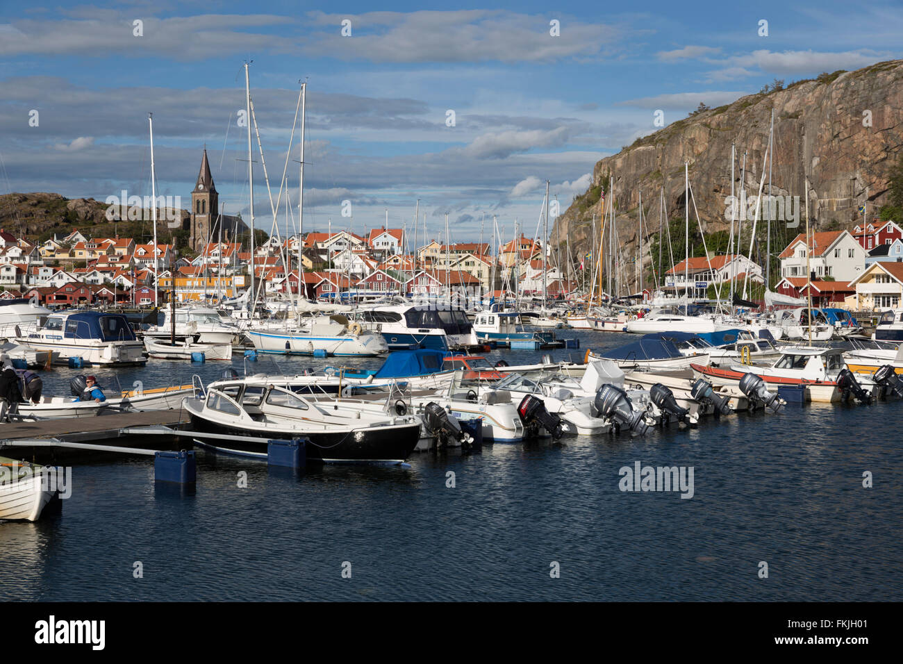 Blick über Hafen und Vetteberget Cliff, Fjällbacka, Bohuslän-Küste, Süd-West Schweden, Schweden, Skandinavien, Europa Stockfoto