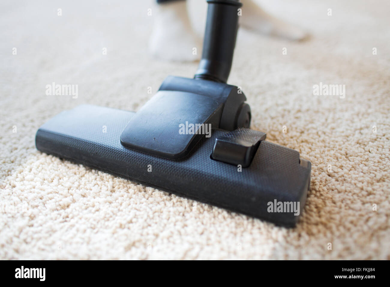 Nahaufnahme von Staubsauger Reinigung Teppich zu Hause Stockfoto