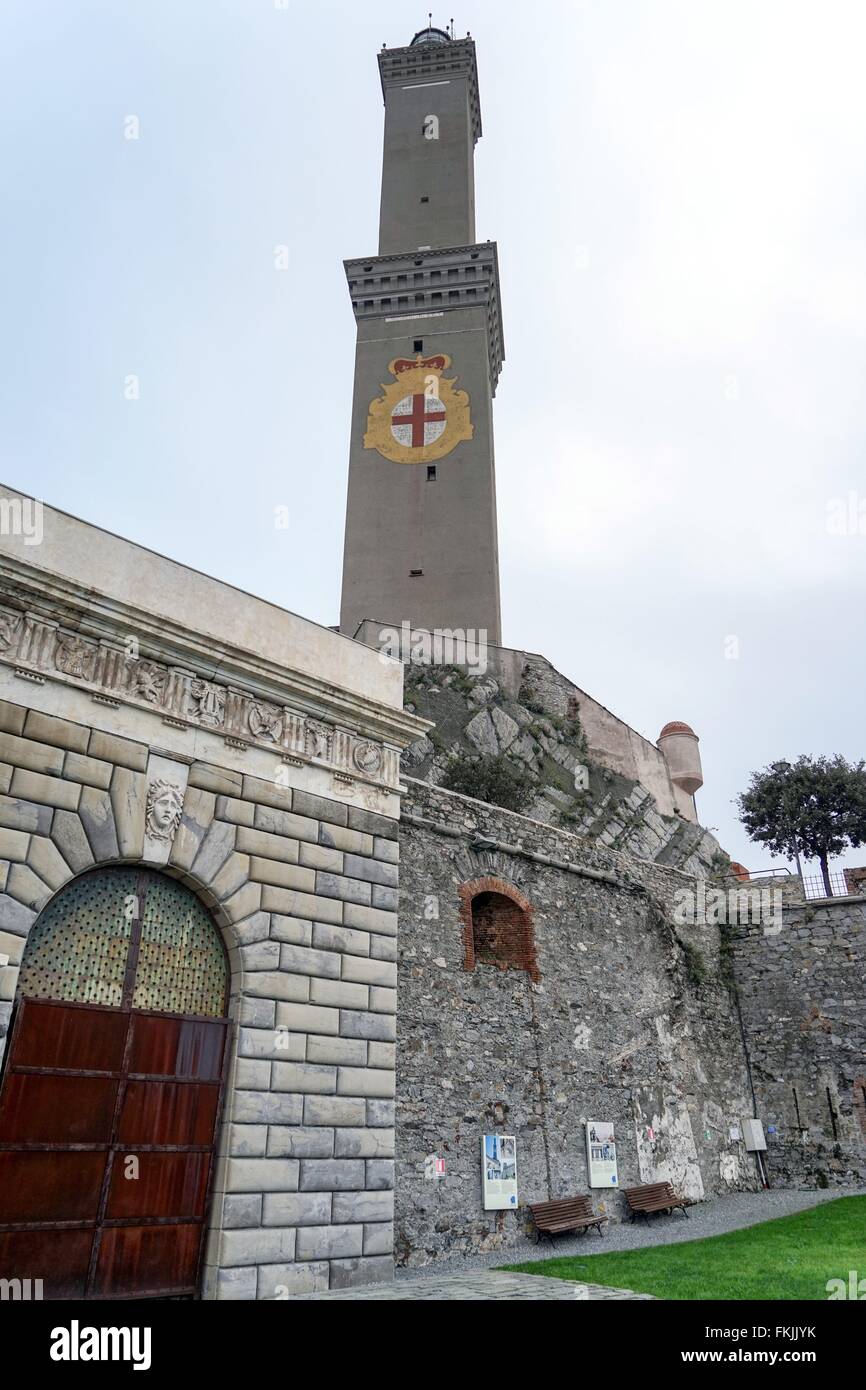 Italien: Der Leuchtturm, Wahrzeichen von Genua. Foto vom 13. Februar 2016. Stockfoto